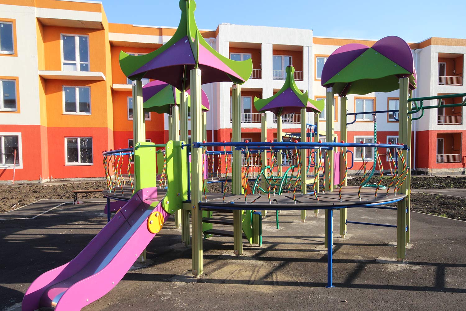 В ЖР «Италия» установили детские площадки