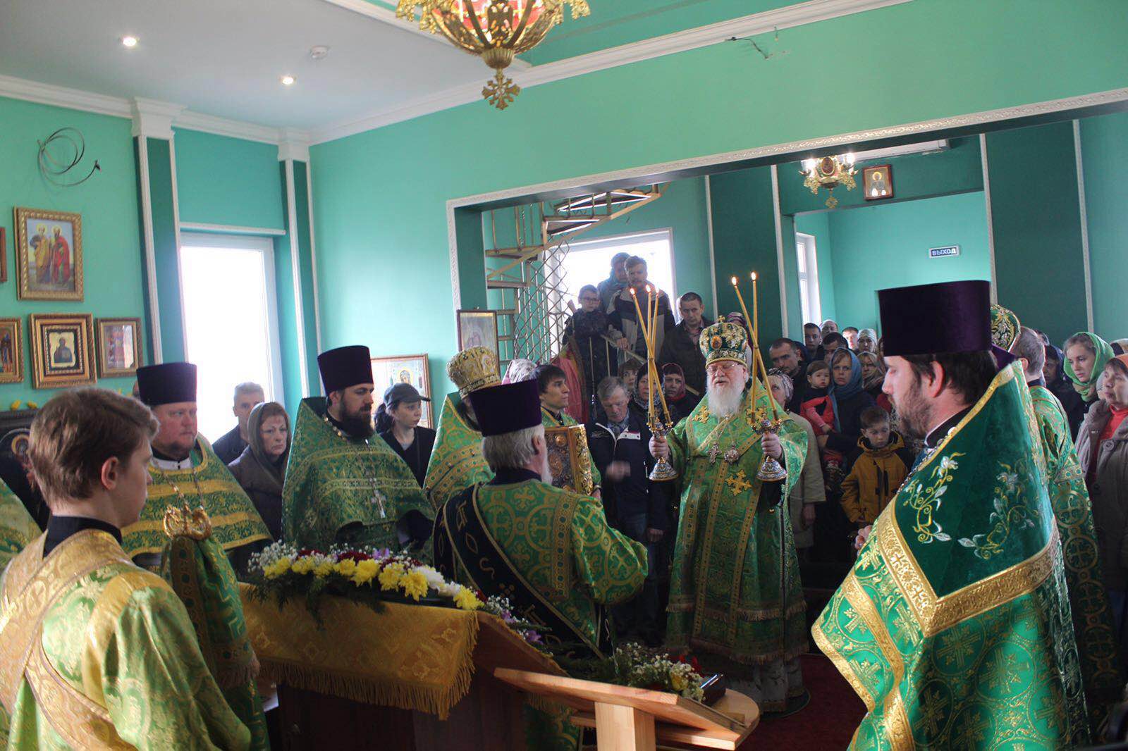 Его Высокопреосвященство Митрополит Исидор поздравил с праздником прихожан храма Матроны Московской 