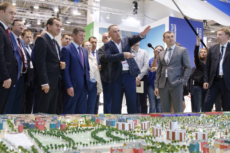 Дмитрий Козак и Вениамин Кондратьев оценили макет ЖК «Европея» на стенде Краснодара в Сочи